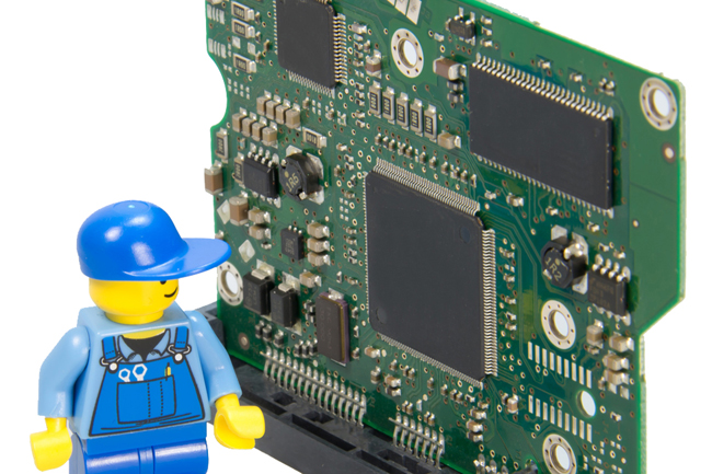 Minifigura de Lego com placa de circuito