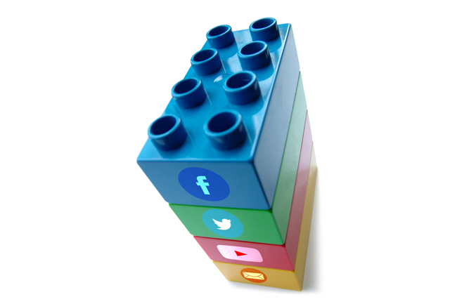 Blocos de lego com logomarcas de mídia social